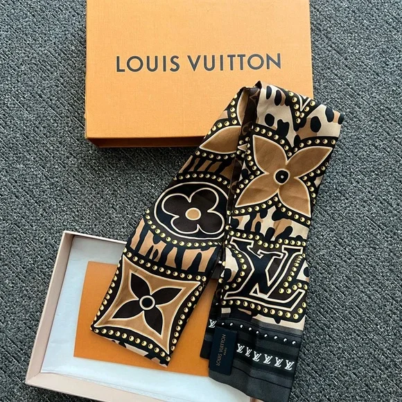 Louis Vuitton Elegant Black and Gold Scarf - Picture 4 of 4